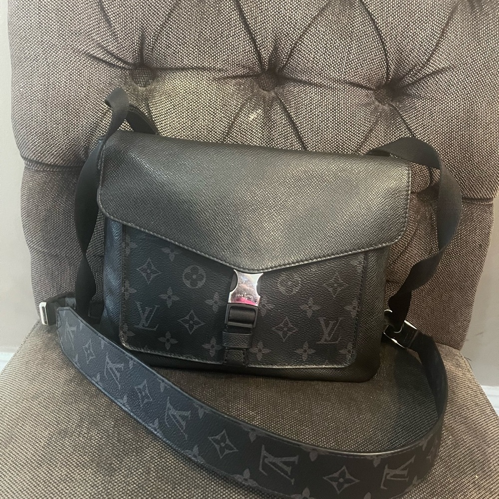Louis Vuitton monogram messenger bag ( man bag)